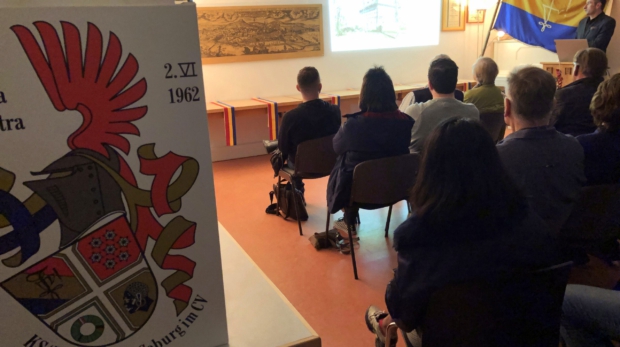 Wissenschaft: Als Gemeinschaft von Studenten und Akademikern aller Studienrichtungen bilden wir uns durch Gespräche, Vorträge und Exkursionen weiter, ohne unser Studium zu vernachlässigen.